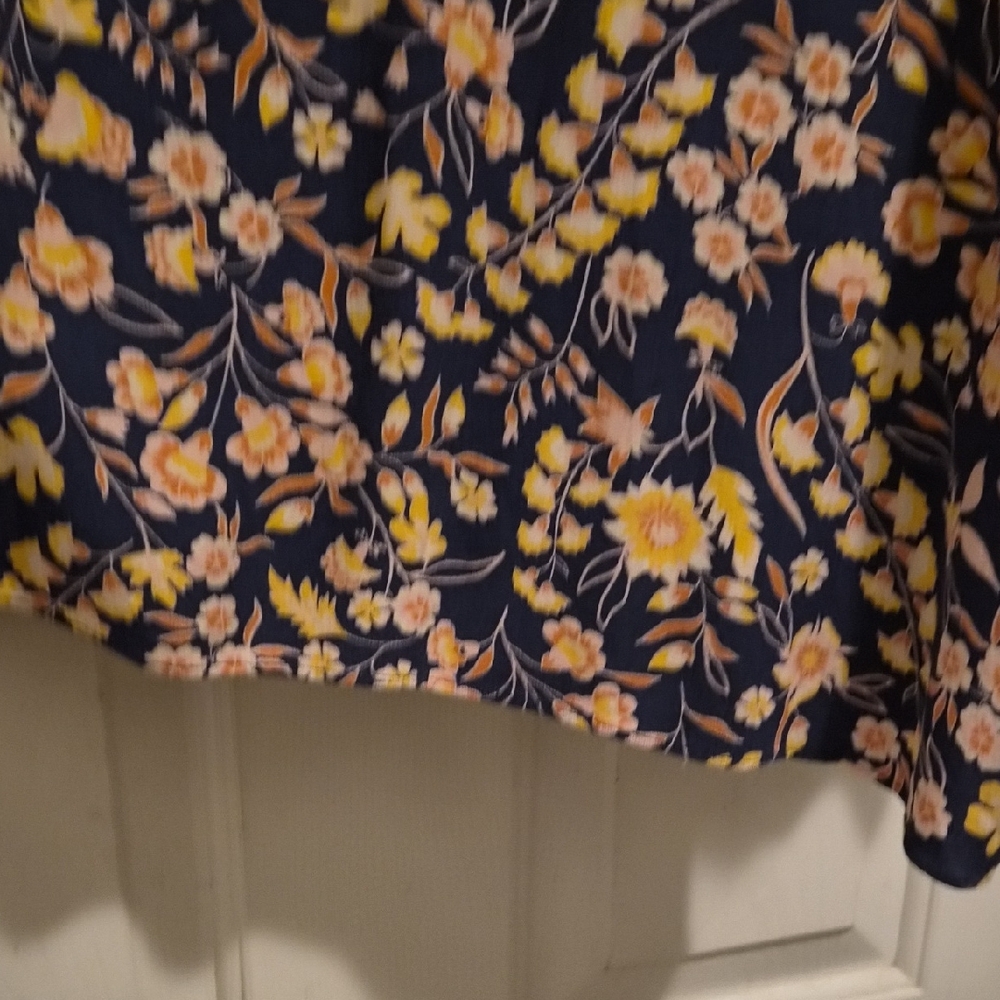Floral V-Neck Ruffle Blouse - Picture 4 of 8